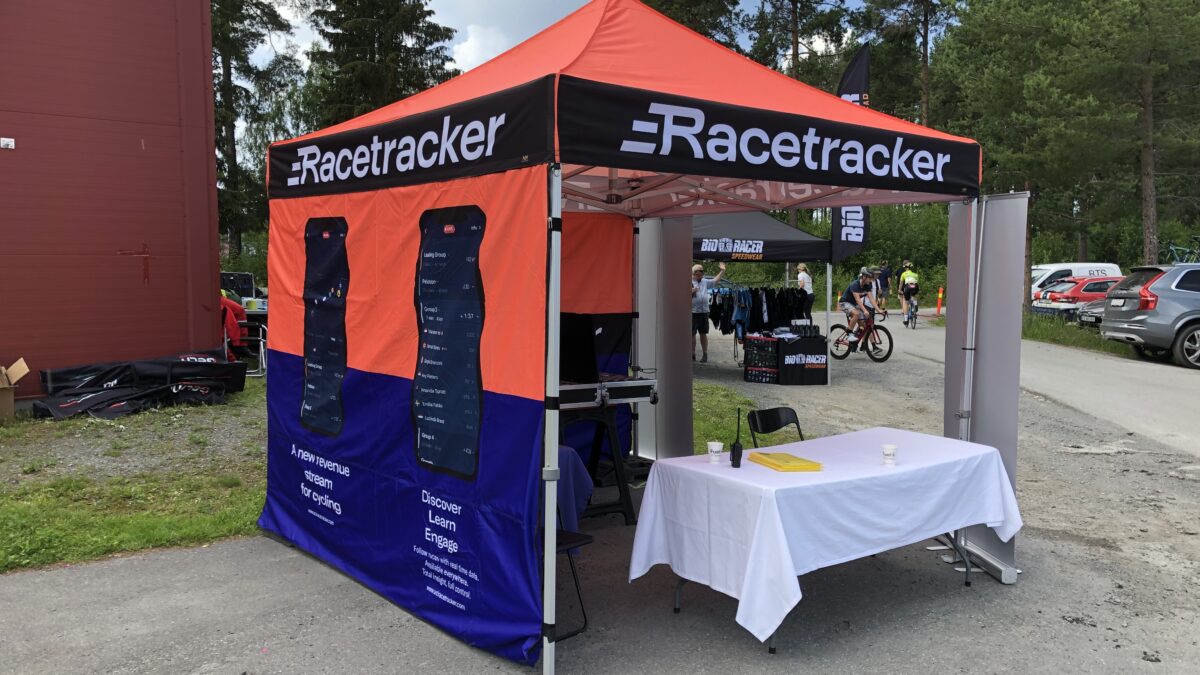 Hallgruppen dostarczył namiot reklamowy dla Racetracker, używany na wydarzeniu plenerowym. Namiot ozdobiony jest kolorowymi nadrukami i materiałami informacyjnymi.