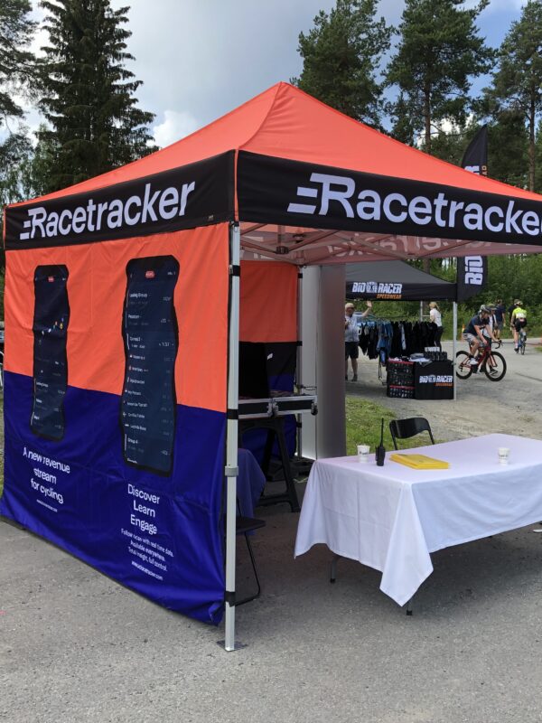 Hallgruppen dostarczył namiot reklamowy dla Racetracker, używany na wydarzeniu plenerowym. Namiot ozdobiony jest kolorowymi nadrukami i materiałami informacyjnymi.