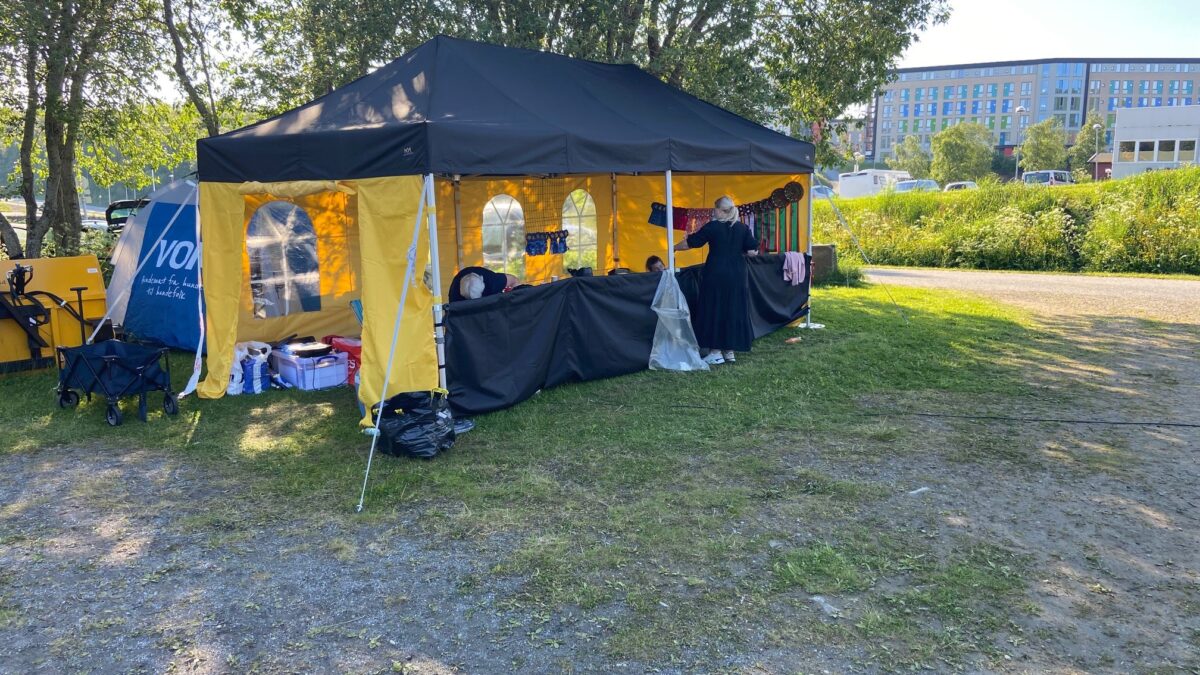 Hallgruppen dostarczył czarno-żółty namiot reklamowy na wydarzenie plenerowe. Namiot posiada duże okna i służy jako baza do działalności.