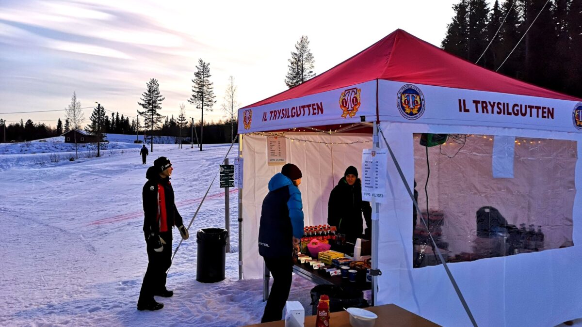 Hallgruppen dostarczył czerwony namiot reklamowy z brandingiem IL Trysilgutten. Namiot stoi na zaśnieżonym terenie i jest używany na wydarzeniu sportów zimowych.