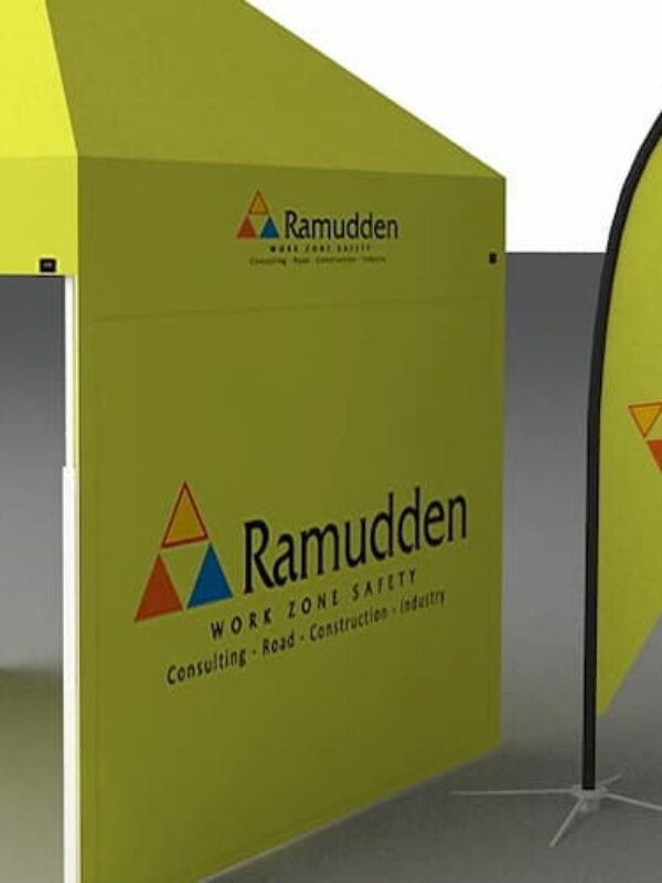 Jasnożółty namiot z nadrukiem 'Ramudden Work Zone Safety' na boku, uzupełniony pasującą flagą plażową. Idealny na wydarzenia lub strefy bezpieczeństwa, zaprojektowany dla widoczności i budowania marki.