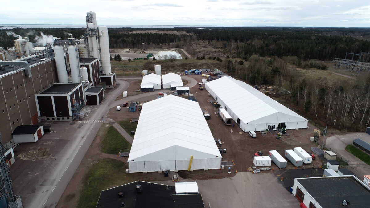 Kilka hal przemysłowych od Hallgruppen rozstawionych na terenie przemysłowym, idealnych do magazynowania.