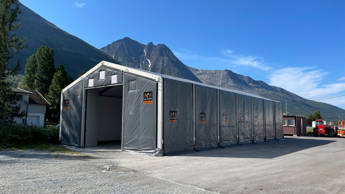 Hale przemysłowe od Hallgruppen na placu roboczym, chroniące materiały i sprzęt przed warunkami atmosferycznymi.